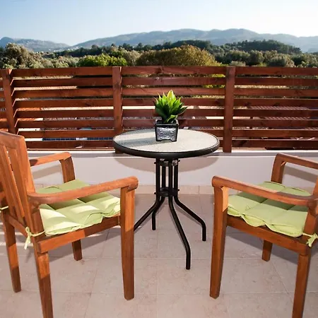 Next To , Taverns Bars & 10 To Lindos 哈拉奇