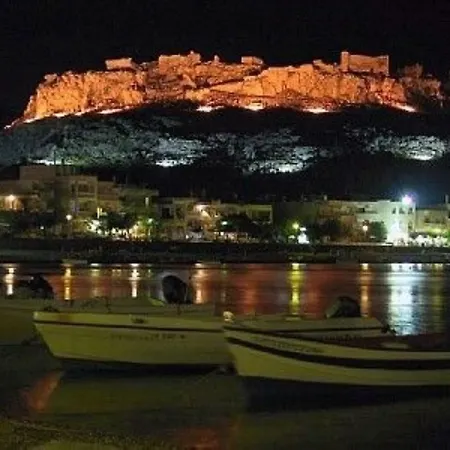 Next To , Taverns Bars & 10 To Lindos * 哈拉奇