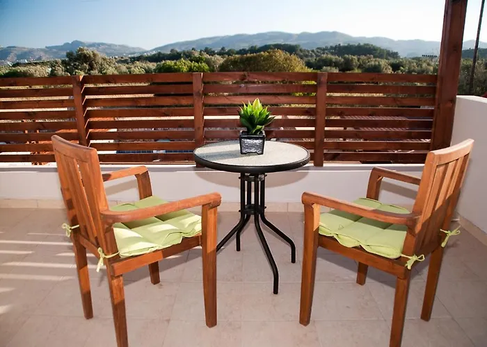 Next To , Taverns Bars & 10 To Lindos 哈拉奇