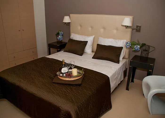 Next To , Taverns Bars & 10 To Lindos