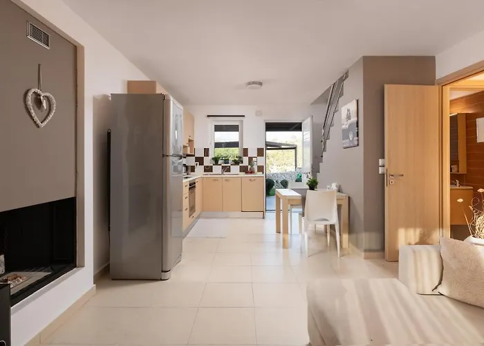 Next To , Taverns Bars & 10 To Lindos Villa *